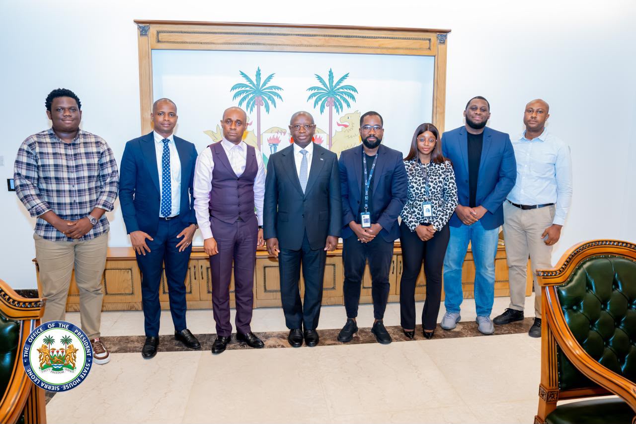President Bio and the visiting delegation pose for an official group photograph at State House.